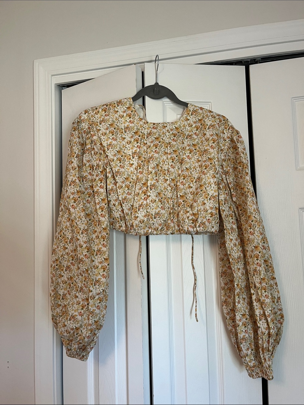 Significant Other cropped floral blouse